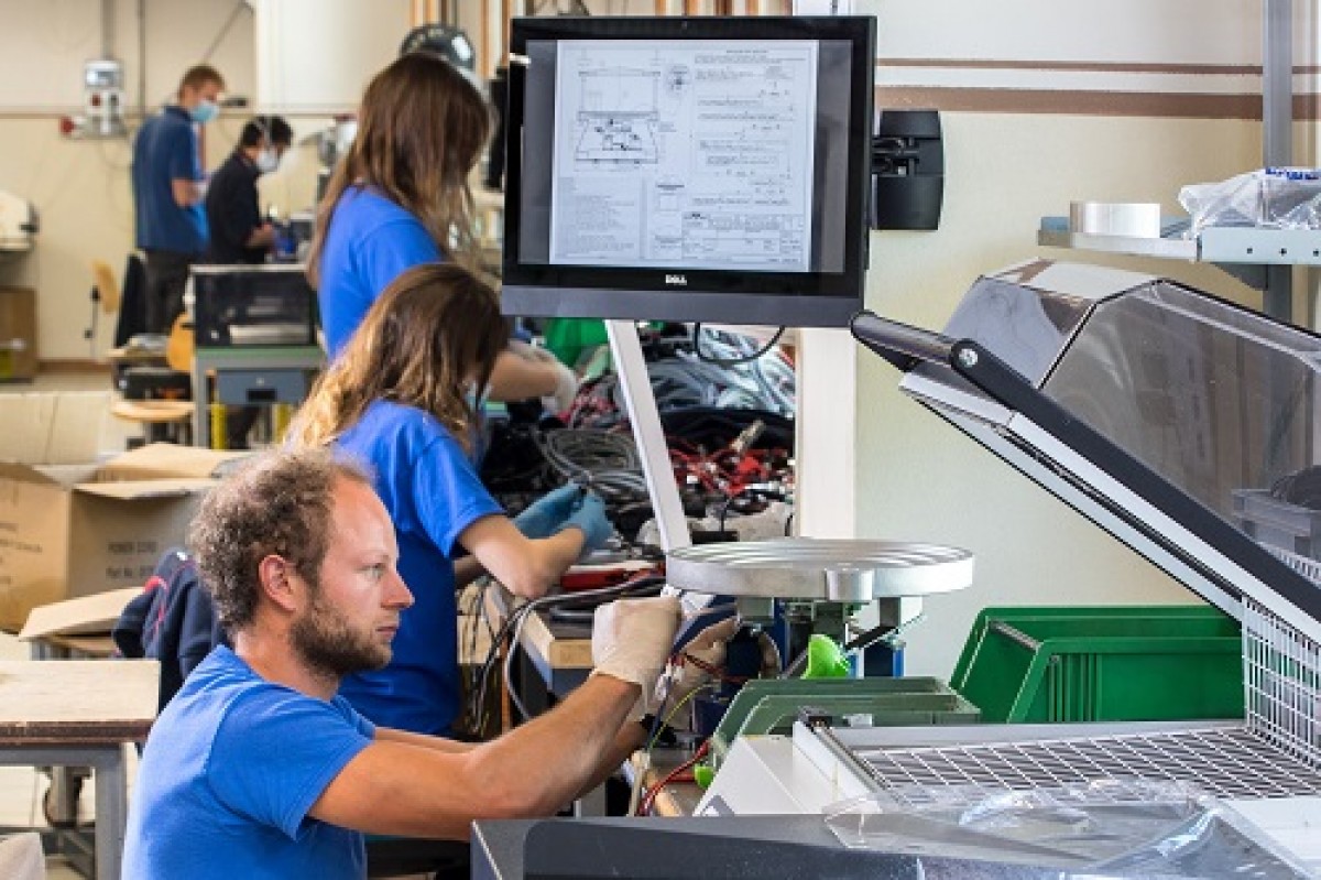 Foto di addetti del settore elettromeccanico al lavoro